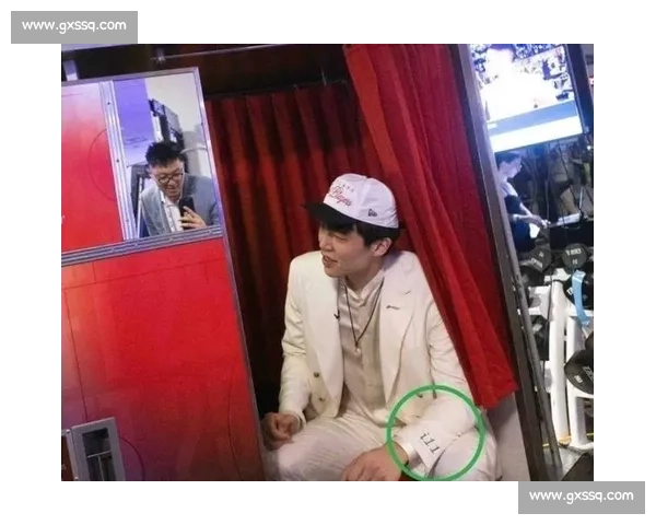杨瀚森 NBA 选秀夜藏爱!袖口绣女友名 + 情侣手链实锤,青梅竹马太甜了 杨瀚森 NBA 选秀夜藏爱!袖口绣女友名 + 情侣手链实锤,青梅竹马太甜了